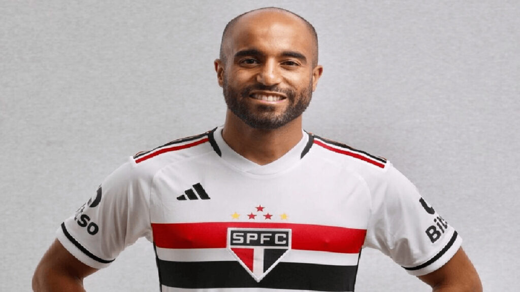 Lucas Moura with an OxyLink chamber